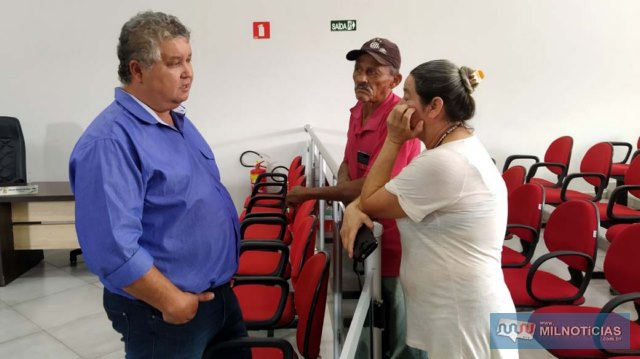 Tião Japonês também recebeu munícipes que o procuraram ao término da seção solicitando atendimento e orientação. Foto: MANOEL MESSIAS/Agência