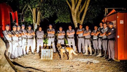 Em força-Tarefa, Policiais Militares prendem traficante e apreendem 107 tijolos de pasta base de cocaína avaliados em R$ 20 mil cada. Foto: PMSP_Foco