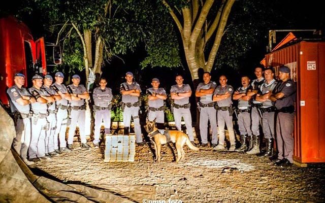Em força-Tarefa, Policiais Militares prendem traficante e apreendem 107 tijolos de pasta base de cocaína avaliados em R$ 20 mil cada. Foto: PMSP_Foco