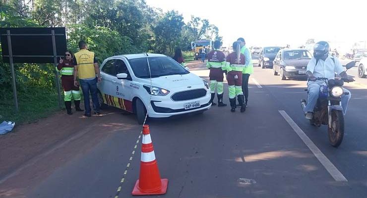 Colisão foi no acostamento; ciclista morreu no local — Foto: Osvaldo Nóbrega/TV Morena.