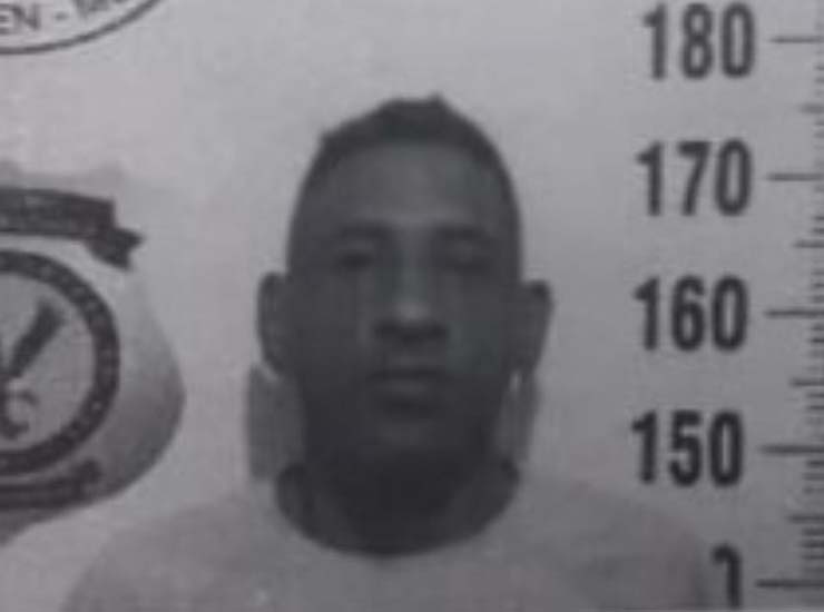 Cleyton Giovane de Arruda da Silva, de 40 anos, escapou por um buraco da cela em que estava e tentou escalar uma grade da área de segurança, mas se enroscou na concertina, escorregou e sofreu um ferimento profundo no braço esquerdo, próximo a axila, além de cortes na mão direita e tornozelo. — Foto: Divulgação.