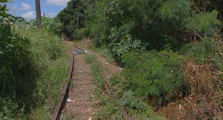 Jovem de 19 anos confessou que matou pessoal perto da linha férrea no bairro Paulo Aires, em Itapetininga (SP) — Foto: Reprodução/TV TEM.