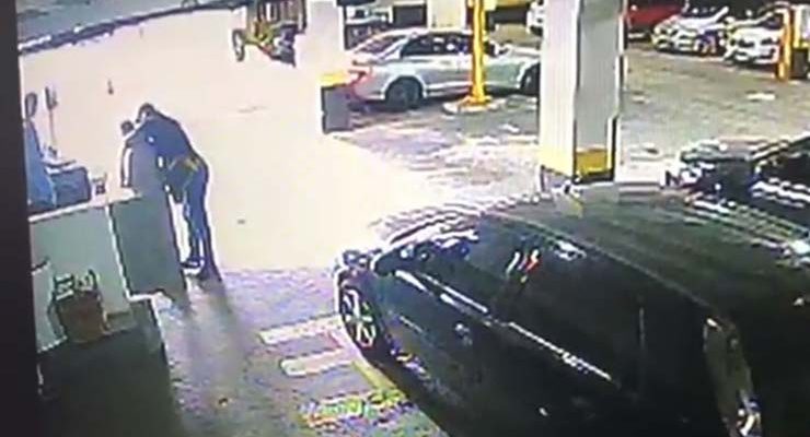 Criminoso rouba cliente de banco em estacionamento em Guarulhos, na Grande São Paulo — Foto: Arquivo Pessoal.
