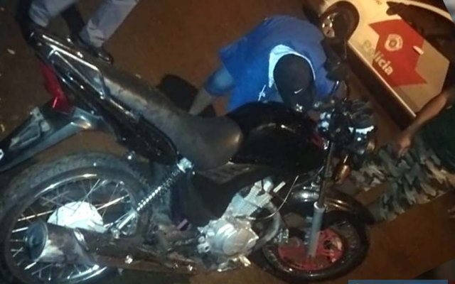 Parentes da vítima foram ao local onde moto foi localizada. Foto: DIVULGAÇÃO