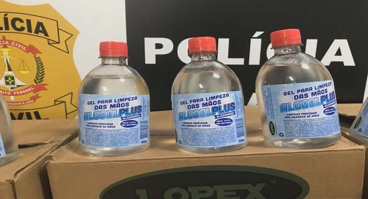 Frascos de álcool gel falsificado foram apreendidos em Brasília — Foto: Polícia Civil do DF / Divulgação.