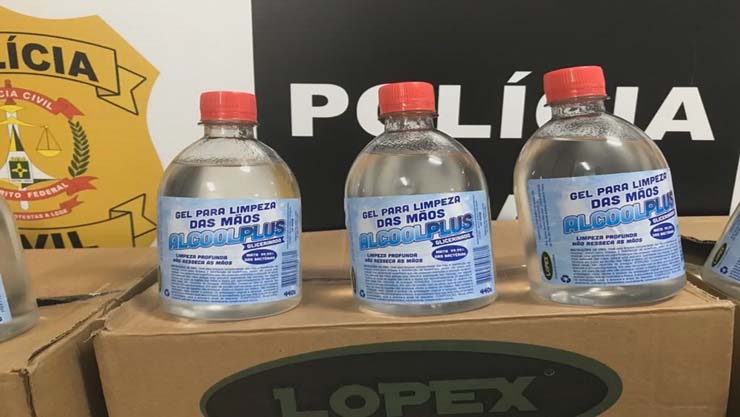 Frascos de álcool gel falsificado foram apreendidos em Brasília — Foto: Polícia Civil do DF / Divulgação.