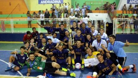 Explosão de alegria da equipe do GRUB/ATC/Elzinha e o Garfo, na entrega do troféu de campeão e do  Futsal de Férias 2020. MANOEL MESSIAS/Mil Noticias