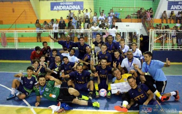 Explosão de alegria da equipe do GRUB/ATC/Elzinha e o Garfo, na entrega do troféu de campeão e do  Futsal de Férias 2020. MANOEL MESSIAS/Mil Noticias