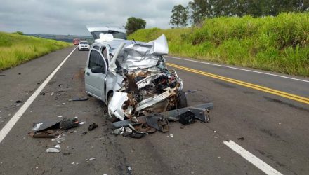 Carro bateu na traseira de caminhão em Regente Feijó — Foto: Polícia Militar Rodoviária.