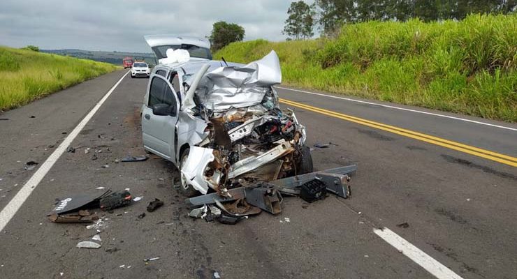 Carro bateu na traseira de caminhão em Regente Feijó — Foto: Polícia Militar Rodoviária.