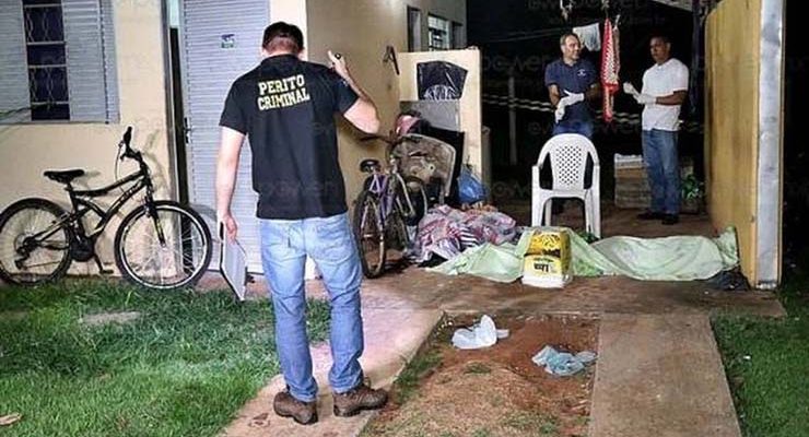 Dois jovens foram assassinados com tiros pelas costas na noite dessa terça-feira (3) em Nova Mutum (MT) — Foto: Djeferson Kronbauer/Power Mix.