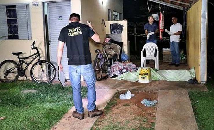 Dois jovens foram assassinados com tiros pelas costas na noite dessa terça-feira (3) em Nova Mutum (MT) — Foto: Djeferson Kronbauer/Power Mix.