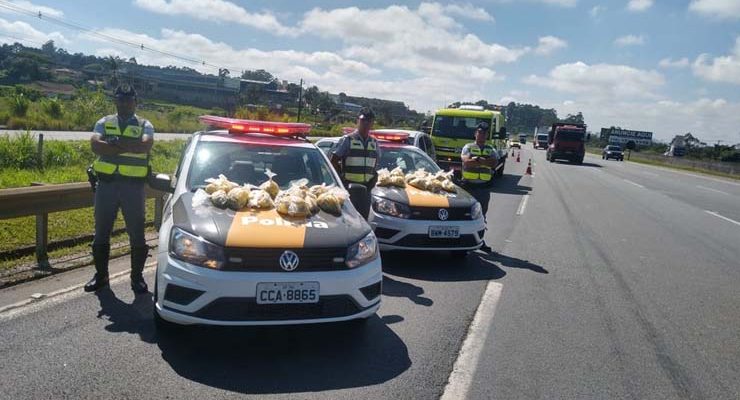 Polícia encontra 15 quilos de maconha dentro de carro abandonado na Rodovia Ayrton Senna, em Itaquaquecetuba — Foto: Polícia Militar Rodoviária/Divulgação.