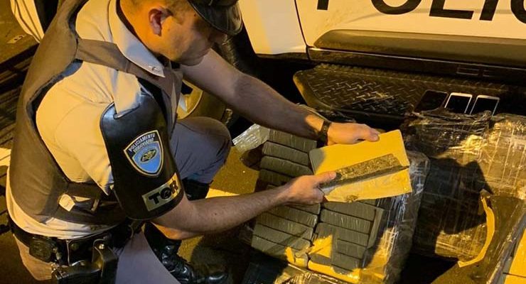 Carro é apreendido com 155 kg de maconha em trecho da Rodovia Raposo Tavares — Foto: Polícia Militar/Divulgação.