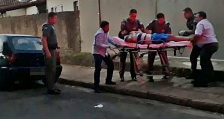 O mecânico de automóveis foi socorrido e levado para o hospital de Guararapes após ser baleado (Foto: Guararapes Sorriso/Colaboração)