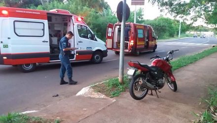 Vítima pilotava moto e foi socorrida para a Santa Casa — Foto: Osvaldo Nóbrega/TV Morena.