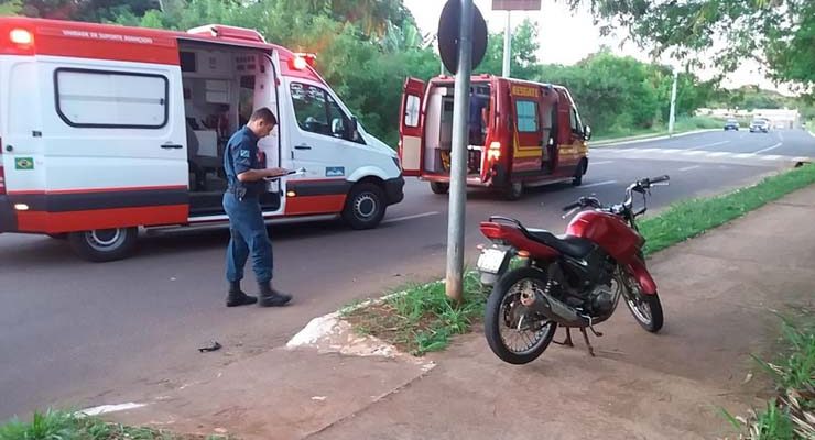 Vítima pilotava moto e foi socorrida para a Santa Casa — Foto: Osvaldo Nóbrega/TV Morena.