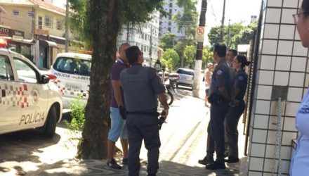 Policia Militar foi acionada após mulher cair da janela tentando fugir de casa durante isolamento em Santos (SP) — Foto: G1 Santos.