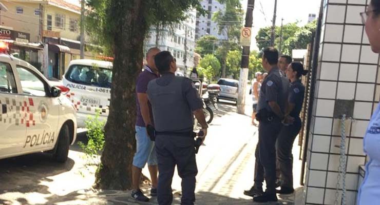 Policia Militar foi acionada após mulher cair da janela tentando fugir de casa durante isolamento em Santos (SP) — Foto: G1 Santos.