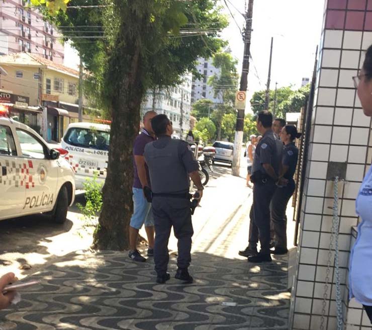 Policia Militar foi acionada após mulher cair da janela tentando fugir de casa durante isolamento em Santos (SP) — Foto: G1 Santos.
