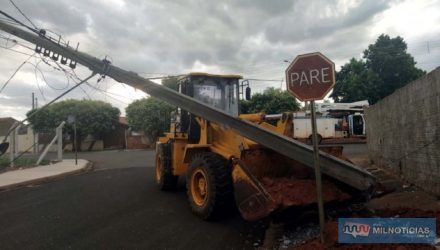 Pá carregadeira apresentou defeito mecânico e o condutor foi obrigado a joga-la contra a sarjeta e um poste de energia. Fotos: MANOEL MESSIAS/Agência