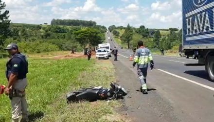 Carro atingiu moto durante ultrapassagem na BR-153 em Marília — Foto: Alcyr Netto/TV TEM.