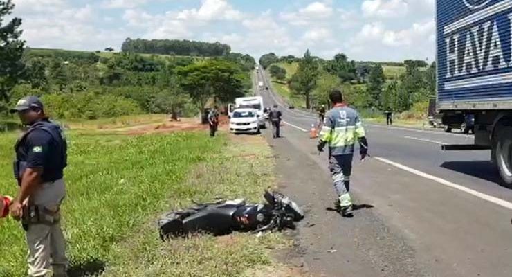 Carro atingiu moto durante ultrapassagem na BR-153 em Marília — Foto: Alcyr Netto/TV TEM.