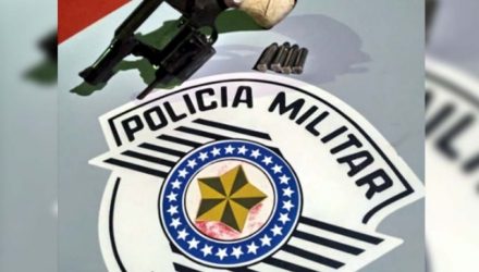 Foi apreendido um revólver calibre 38, com 3 munições intactas e uma deflagrada. foto: DIVULGAÇÃO/PM