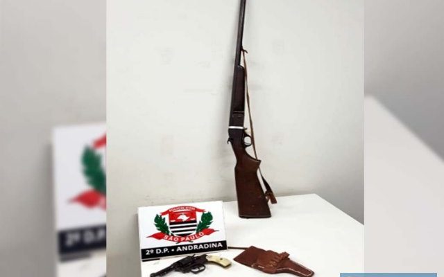 Foram apreendidos um revólver calibre 32, uma cartucheira calibre 28, munições de diversos calibres e petrechos para montagem de munição. Fotos: DIVULGAÇÃO/Polícia Civil