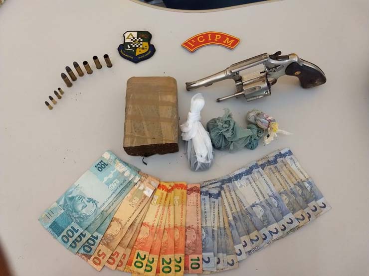 Os dois suspeitos foram levados para a delegacia e os militares apreenderam droga e um revólver. — Foto: PM/MT.
