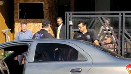 Fábio Obici (esq.), no dia em que a operação para prende-lo foi realizada em Andradina. Foto: MANOEL MESSIAS/Mil Noticias