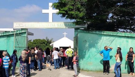 Secretário de Esportes, Francisco Pereira de Brito, foi enterrado no Cemitério da Saudade, em Ferraz — Foto: Cássio Andrade/TV Diário.