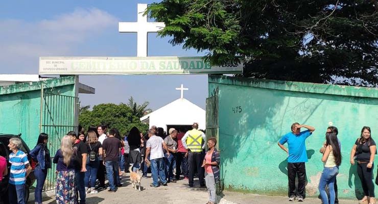 Secretário de Esportes, Francisco Pereira de Brito, foi enterrado no Cemitério da Saudade, em Ferraz — Foto: Cássio Andrade/TV Diário.