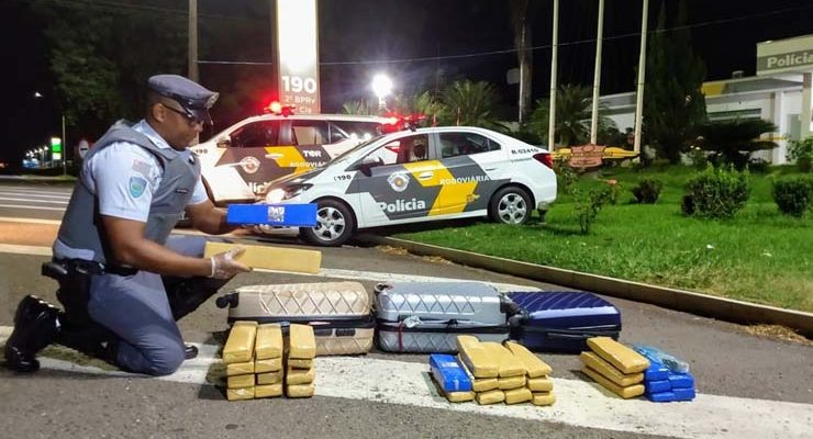 Tijolos de maconha apreendidos pela polícia em Araçatuba — Foto: Divulgação/Polícia.