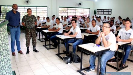Tenente-coronel Nilo Alves da Silva (esq.), dá boas vindas aos 50 novos atiradores da turma de 2020. Foto: Secom/Prefeitura