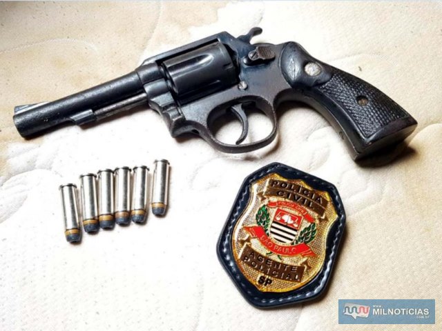 Revólver calibre .38mm est6ava escondido atrás de uma gaveta de um guardarroupas na casa do indiciado. Foto: DIVULGAÇÃO