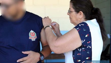 A partir desta segunda, (30), esses servidores deverão se dirigir aos postos de saúde e se identificarem como agentes aos profissionais que estão aplicando a vacina. Foto: Sindasp.org.br