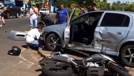 Motociclista atingiu a lateral do Astra que cruzava a avenida João Arruda Brasil e foi parar sobre o canteiro central (Foto: Divulgação)