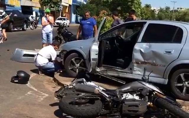 Motociclista atingiu a lateral do Astra que cruzava a avenida João Arruda Brasil e foi parar sobre o canteiro central (Foto: Divulgação)