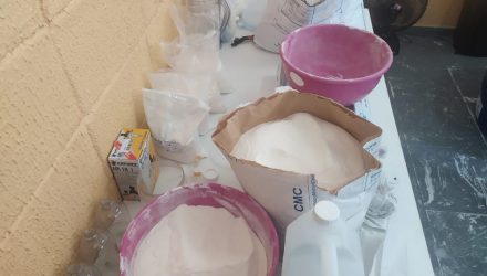 Produtos químicos estavam em fábrica clandestina de álcool em gel em Mogi das Cruzes — Foto: Polícia Militar/Divulgação.