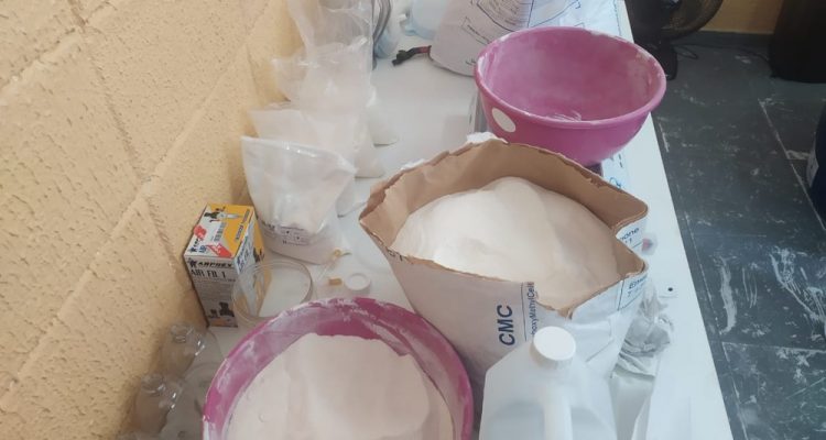 Produtos químicos estavam em fábrica clandestina de álcool em gel em Mogi das Cruzes — Foto: Polícia Militar/Divulgação.