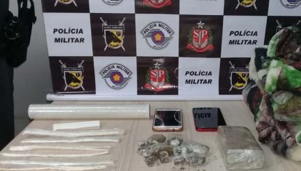 Drogas apreendidas pela polícia estava escondida em costura de cobertor — Foto: Divulgação.