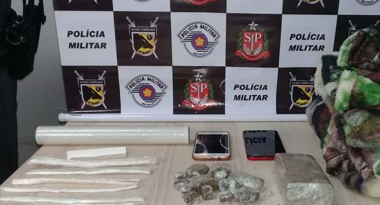 Drogas apreendidas pela polícia estava escondida em costura de cobertor — Foto: Divulgação.