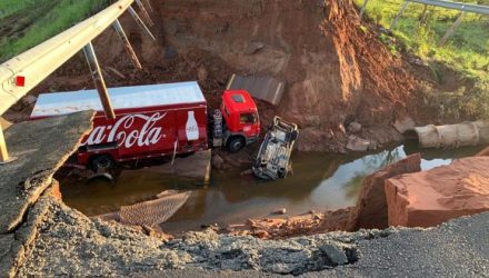 Rodovia interditada prejudica moradores da região de Marília — Foto: Priciele Venturini/TV TEM.