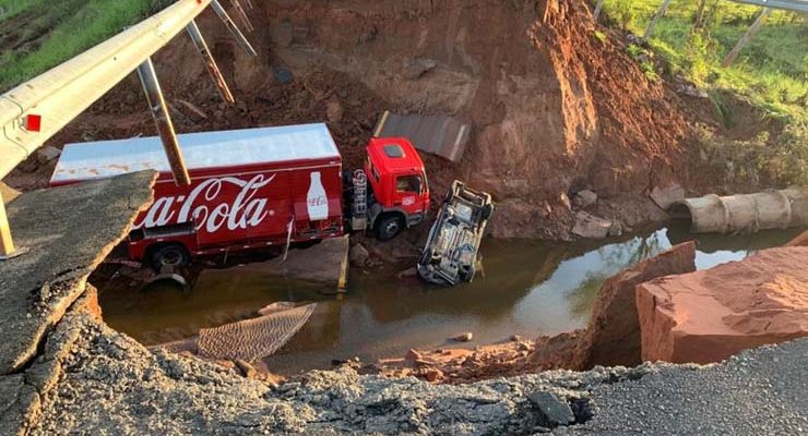 Rodovia interditada prejudica moradores da região de Marília — Foto: Priciele Venturini/TV TEM.