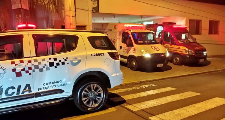 Momento em que Faustino e a esposa 'Jô', são transferidos da UPA para a Santa Casa local. foto: MANOEL MESSIAS/Agência