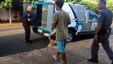 Marco Antônio, que é namorado da dona de casa, fingiu que estava dormindo quando a polícia chegou na residência. Foto: MANOEL MESSIAS/Agência