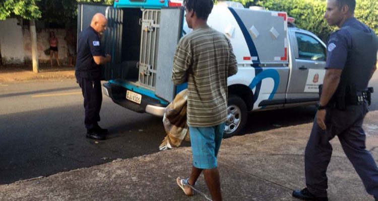 Marco Antônio, que é namorado da dona de casa, fingiu que estava dormindo quando a polícia chegou na residência. Foto: MANOEL MESSIAS/Agência