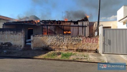 Casa de madeira ficou completamente destruída após incêndio. Fotos: MANOEL MESSIAS/Agência