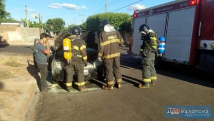 Mecânico conseguiu extinguir as chamas com a ajuda de motoristas e moradores das proximidades. Fotos: MANOEL MESSIAS/Agência